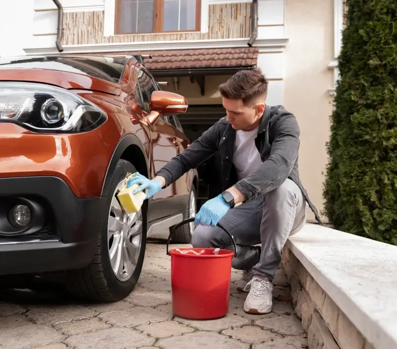 Lavage auto à domicile Montlieu-la-Garde : professionnel intervenant sur un véhicule